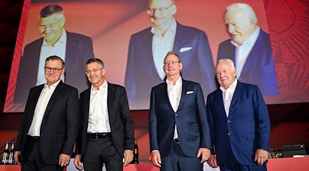 Präsident Herbert Hainer (2.v.l.) lobte die Arbeit von Trainer Vincent Kompany. / Foto: Harry Langer/dpa