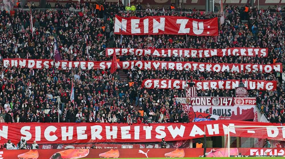 Mit Plakaten und Schweige-Minuten protestierten in vielen Stadien Fußball-Fans gegen strengere Sicherheitsauflagen. Bayerns Innenminister Joachim Herrmann (CSU) sprach von einer «Gespensterdiskussion». / Foto: Jan Woitas/dpa