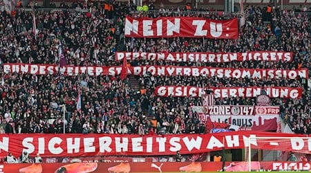 Mit Plakaten und Schweige-Minuten protestierten in vielen Stadien Fußball-Fans gegen strengere Sicherheitsauflagen. Bayerns Innenminister Joachim Herrmann (CSU) sprach von einer «Gespensterdiskussion». / Foto: Jan Woitas/dpa