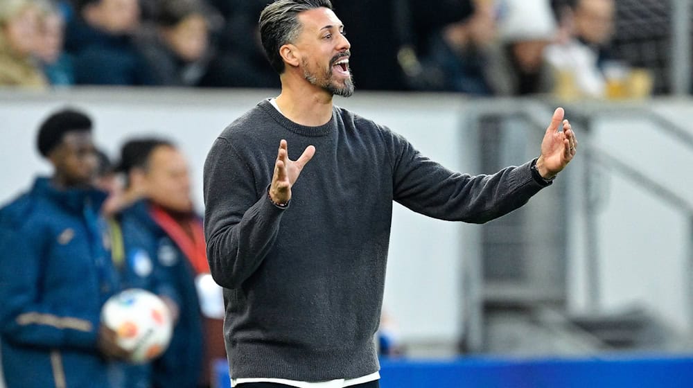 Deutliche Niederlage an alter Wirkungsstätte: FCA-Coach Sandro Wagner / Foto: Uwe Anspach/dpa