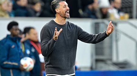 Deutliche Niederlage an alter Wirkungsstätte: FCA-Coach Sandro Wagner / Foto: Uwe Anspach/dpa