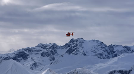 Ein Rettungshubschrauber hat in Tirol zwei Bergsteiger aus Unterfranken von einem Berg geholt. (Symbolbild) / Foto: Karl-Josef Hildenbrand/dpa