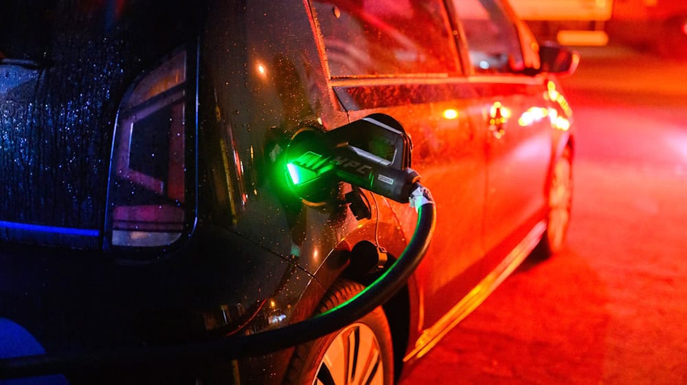 Nach der Streichung der Elektroauto-Kaufprämie Ende 2023 brachen die Verkaufszahlen von Elektrofahrzeugen an private Autofahrer ein; diese Phase ist laut HUK Coburg beendet. (Symbolbild) / Foto: Julian Stratenschulte/dpa