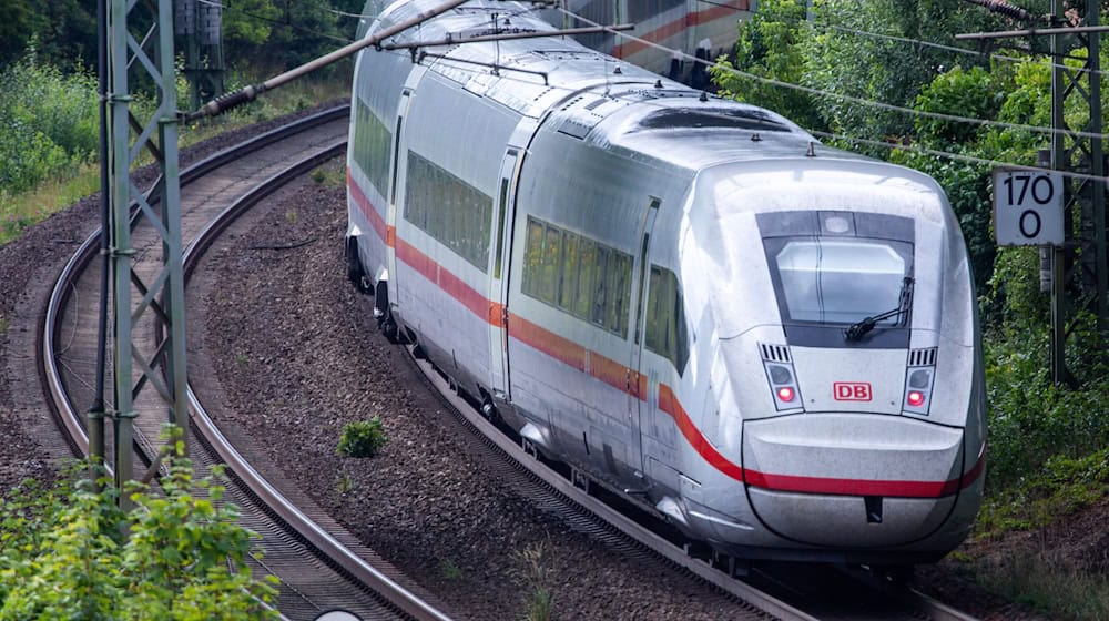 Auf der ICE-Strecke zwischen Nürnberg und Ingolstadt gibt es Beeinträchtigungen. (Archivbild)  / Foto: Jens Büttner/dpa