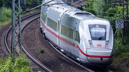 Auf der ICE-Strecke zwischen Nürnberg und Ingolstadt gibt es Beeinträchtigungen. (Archivbild)  / Foto: Jens Büttner/dpa