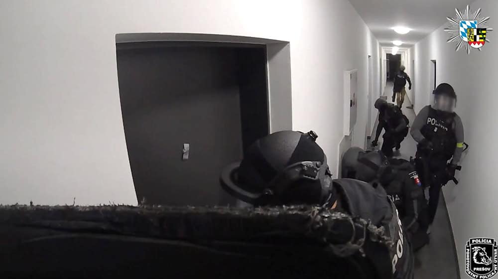 Die slowakische Polizei stürmt ein Appartement - hinter dieser Tür vermuteten sie den Ursprung vieler Schockanrufe. (Handout) / Foto: -/Polizei Oberfranken/dpa