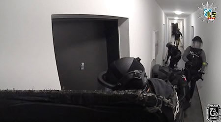 Die slowakische Polizei stürmt ein Appartement - hinter dieser Tür vermuteten sie den Ursprung vieler Schockanrufe. (Handout) / Foto: -/Polizei Oberfranken/dpa