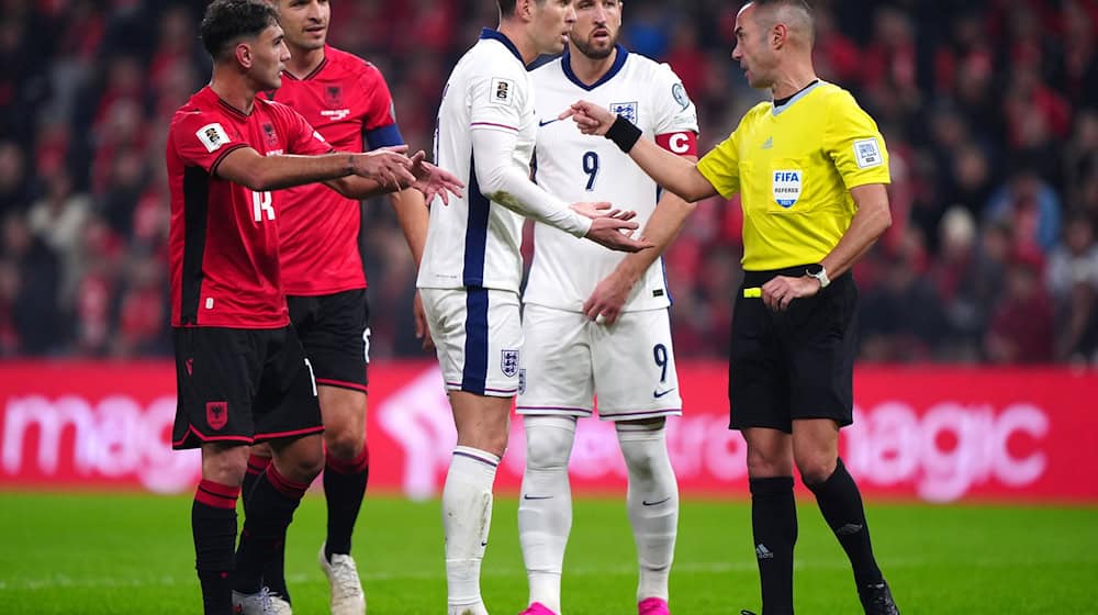 Schiedsrichter Marco Guida (r) traf zuletzt auf Bayern-Stürmer Harry Kane (2.v.r.) in der WM-Qualifikation. / Foto: Bradley Collyer/PA Wire/dpa