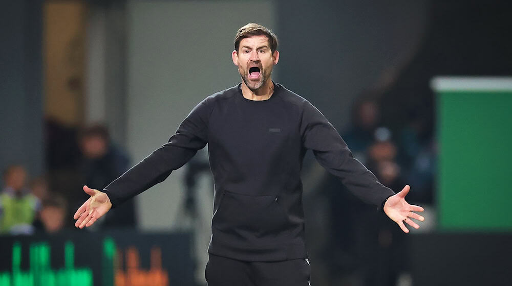Fürths Trainer Thomas Kleine in Aktion am Spielfeldrand. / Foto: Daniel Karmann/dpa