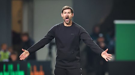 Fürths Trainer Thomas Kleine in Aktion am Spielfeldrand. / Foto: Daniel Karmann/dpa
