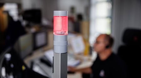 Wer in einer Notrufzentrale anruft, steht meist unter Stress. Muss man nach den richtigen Worten suchen, wird die Situation noch unangenehmer. (Symbolbild) / Foto: Matthias Balk/dpa