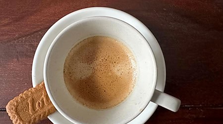 Total 2025: Frischer Kaffee und dazu ein kleiner Keks, ein Karamellkeks. (Archivbild) / Foto: Gregor Tholl/dpa