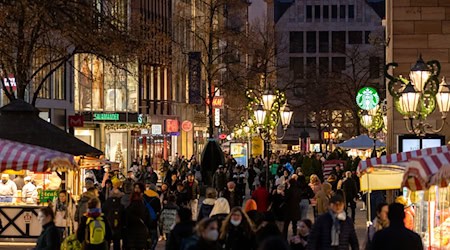 Eine weihnachtlich geschmückte Straße in der Nürnberger Innenstadt. Die Erwartungen der bayerischen Einzelhändler an das Weihnachtsgeschäft sind in diesem Jahr eher zurückhaltend. (Archiv) / Foto: Daniel Karmann/dpa