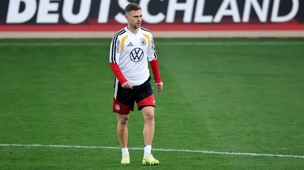 Joshua Kimmich geht über den Trainingsplatz der Fußball-Nationalmannschaft.  / Foto: Christian Charisius/dpa