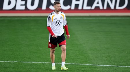 Joshua Kimmich geht über den Trainingsplatz der Fußball-Nationalmannschaft.  / Foto: Christian Charisius/dpa