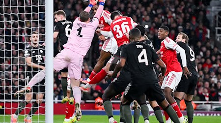 Manuel Neuer (l) sah bei zwei Gegentreffern gegen Arsenal nicht gut aus. / Foto: Sven Hoppe/dpa
