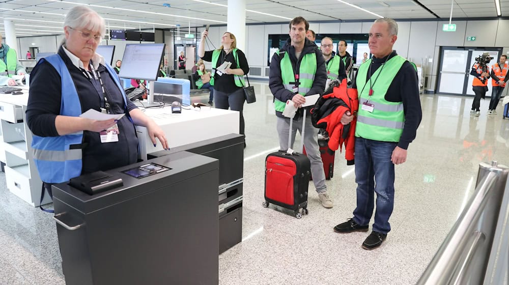 Letzte Kontrolle vor der Gangway, doch der Flieger hebt nicht ab: Komparsen überprüfen Abläufe am neuen Flugsteig. / Foto: Dominik Bartl/dpa