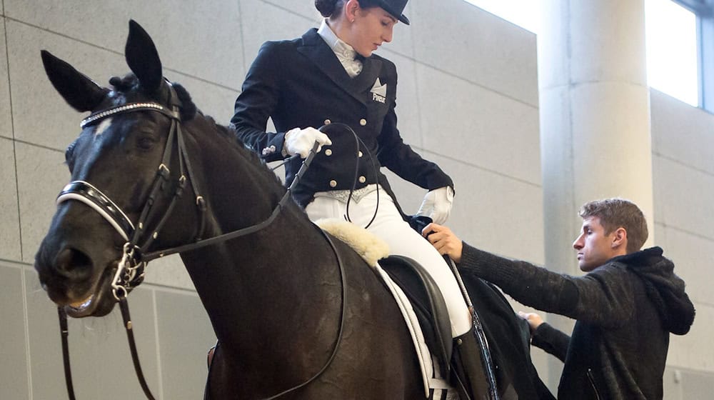 Thomas Müller hilft seiner Frau Lisa bei der Vorbereitung. (Archiv) / Foto: Peter Kneffel/dpa