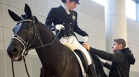 Thomas Müller hilft seiner Frau Lisa bei der Vorbereitung. (Archiv) / Foto: Peter Kneffel/dpa