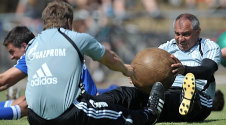 Der Medizinball durfte bei Felix Magath nicht fehlen. (Archivbild) / Foto: picture alliance / dpa