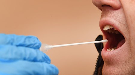 Ein Betrugsversuch mit einem Vaterschaftstest war Thema einer Gerichtsverhandlung am Amtsgericht Dillingen. (Symbolbild) / Foto: Stefan Sauer/dpa