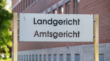 Vor dem Landgericht Landshut ist ein Mann wegen Mordversuchs an einer Pizzabotin angeklagt. (Symbolbild) / Foto: Armin Weigel/dpa