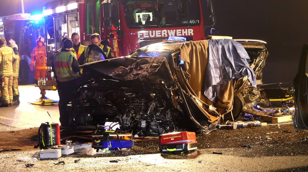Bei dem Unfall im Landkreis Haßberge starb ein 49-Jähriger, zwei weitere Menschen wurden schwer verletzt. / Foto: Christian Licha/dpa
