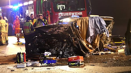 Bei dem Unfall im Landkreis Haßberge starb ein 49-Jähriger, zwei weitere Menschen wurden schwer verletzt. / Foto: Christian Licha/dpa