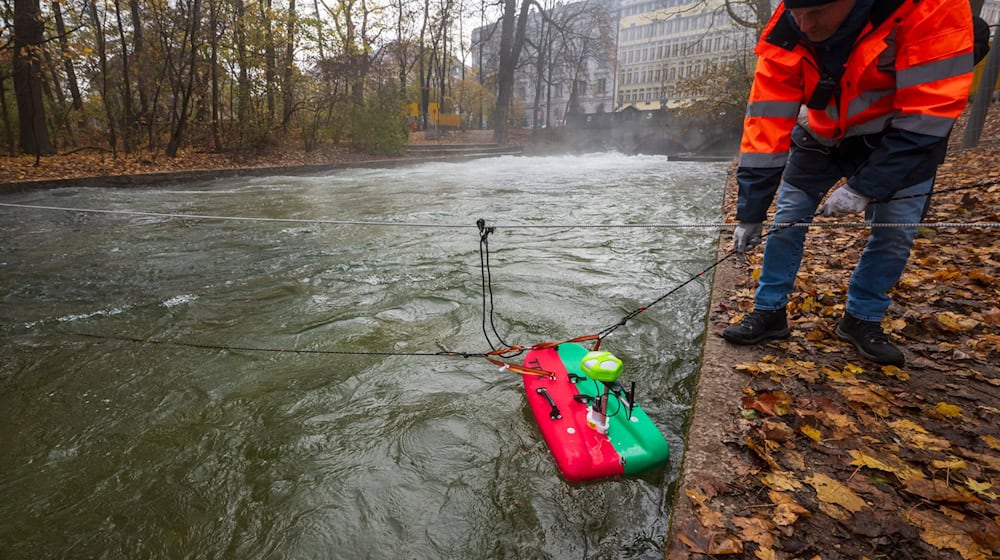 Am Eisbach in München laufen Messungen, nachdem sich die Surfwelle dort nicht mehr aufbaut. / Foto: Peter Kneffel/dpa