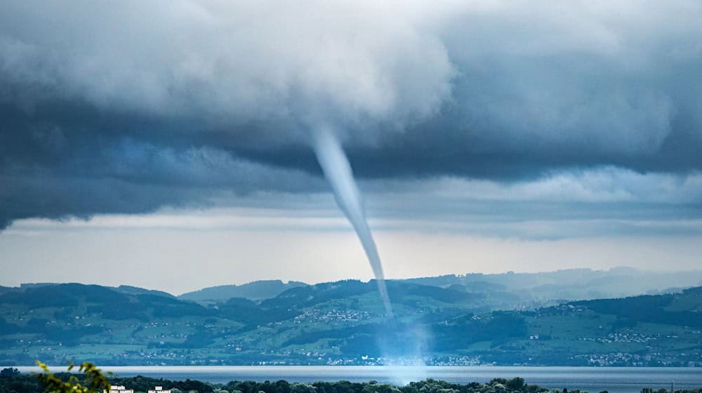 Über dem Bodensee werden immer wieder einmal Tornados registriert wie hier 2021 bei Friedrichshafen. In diesem Jahr fegte einer auch über den bayerischen Teil des Sees. (Archivbild) / Foto: Dr. Christoph Sommergruber/dpa