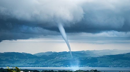 Über dem Bodensee werden immer wieder einmal Tornados registriert wie hier 2021 bei Friedrichshafen. In diesem Jahr fegte einer auch über den bayerischen Teil des Sees. (Archivbild) / Foto: Dr. Christoph Sommergruber/dpa