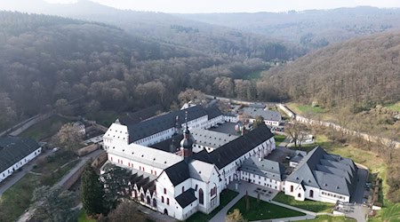Im Kloster Eberbach im Rheingau wollen die für Weinbau zuständigen Minister aus den Bundesländern zusammenkommen. (Archivbild)  / Foto: Boris Roessler/dpa