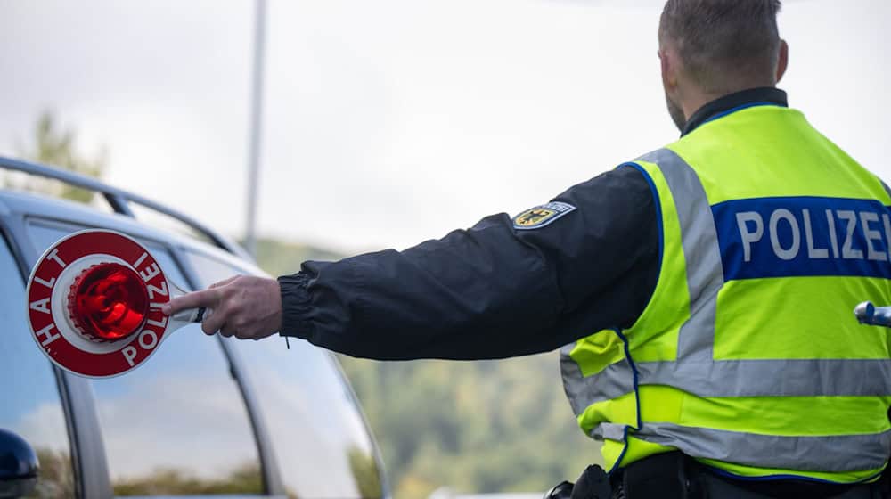 Die Bundespolizei hielt mehrere Fahrzeuge an. (Symbolbild) / Foto: Harald Tittel/dpa