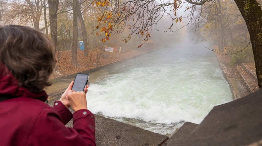 Statt einer Welle ist nur noch ein schäumender Wasserteppich zu sehen. / Foto: Peter Kneffel/dpa