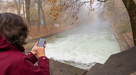 Statt einer Welle ist nur noch ein schäumender Wasserteppich zu sehen. / Foto: Peter Kneffel/dpa