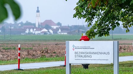 Vier ehemaligen Patienten des BKH Straubing wird der Prozess gemacht. Der Vorwurf lautet Geiselnahme. (Archivbild) / Foto: Armin Weigel/dpa