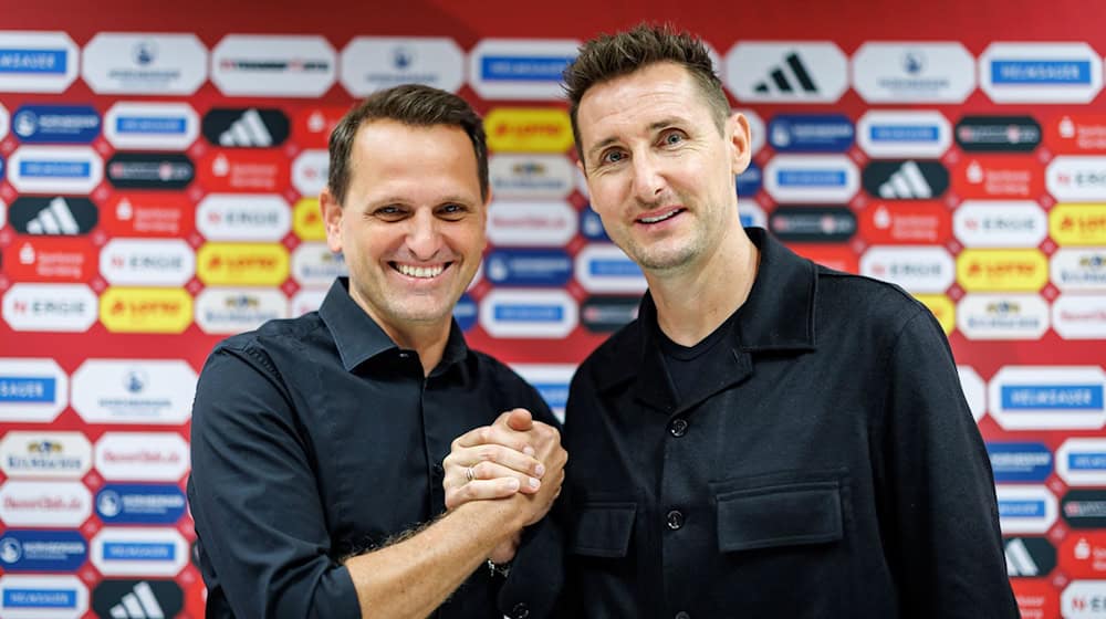 Sportvorstand Joti Chatzialexiou (l) und Trainer Miroslav Klose (r) schätzen sich. / Foto: Daniel Karmann/dpa