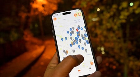 Die App zeigt mehr als 3.000 NS-Tatorte in der Pogromnacht an.   / Foto: Peter Kneffel/dpa