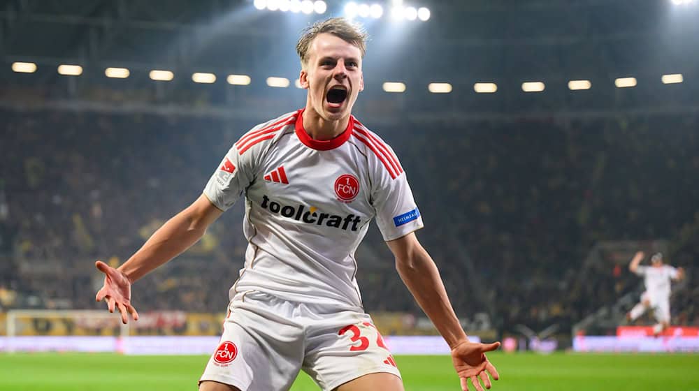 Nürnbergs Außenverteidiger Tim Janisch jubelt ausgelassen nach seinem Siegtor. / Foto: Robert Michael/dpa