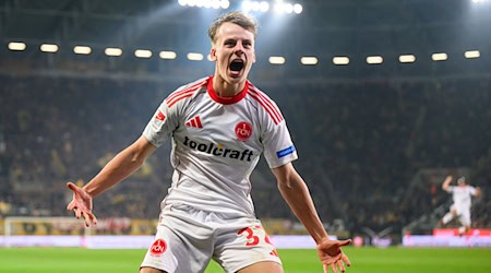 Nürnbergs Außenverteidiger Tim Janisch jubelt ausgelassen nach seinem Siegtor. / Foto: Robert Michael/dpa