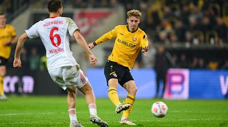 Dominik Kother (r, Dynamo Dresden) erzielt das Tor zum 1:1. / Foto: Robert Michael/dpa