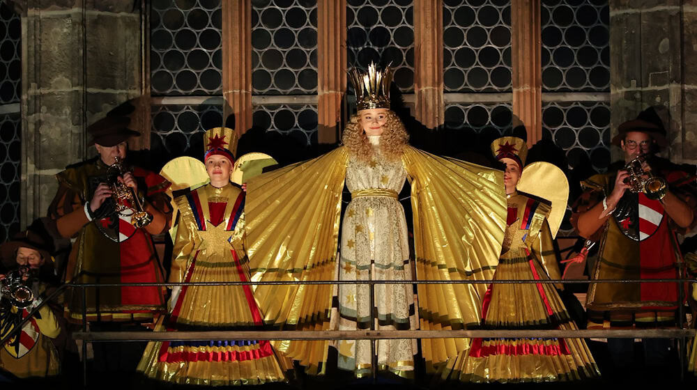 Mit dem feierlichen Prolog eröffnet Nora Falk, das neue Nürnberger Christkind, auf der Empore der Frauenkirche offiziell den Nürnberger Christkindlesmarkt 2025. / Foto: Daniel Karmann/dpa