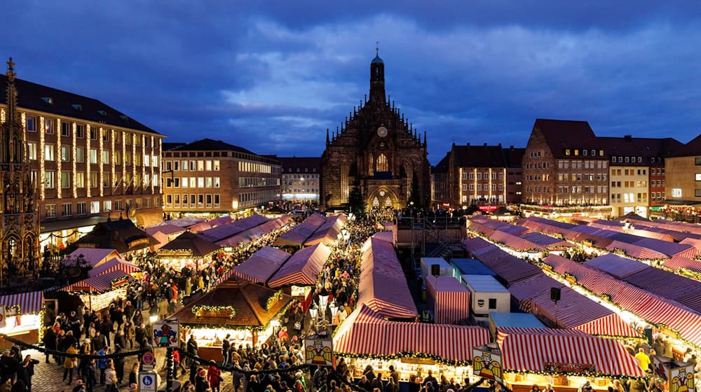 Am Freitagabend startet der diesjährige Christkindlesmarkt in Nürnberg. (Archivbild) / Foto: Daniel Karmann/dpa