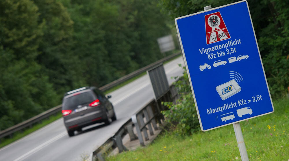 In Österreich kann die Vignette ab 1. Dezember 2026 nur noch digital erworben werden. (Archivbild) / Foto: picture alliance / dpa