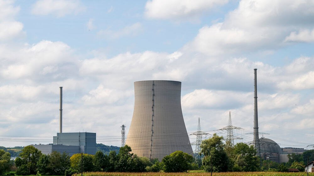 Bei den Rückbauarbeiten am stillgelegten Kernkraftwerk Isar 2 hat es eine Panne gegeben. (Archivbild) / Foto: Peter Kneffel/dpa