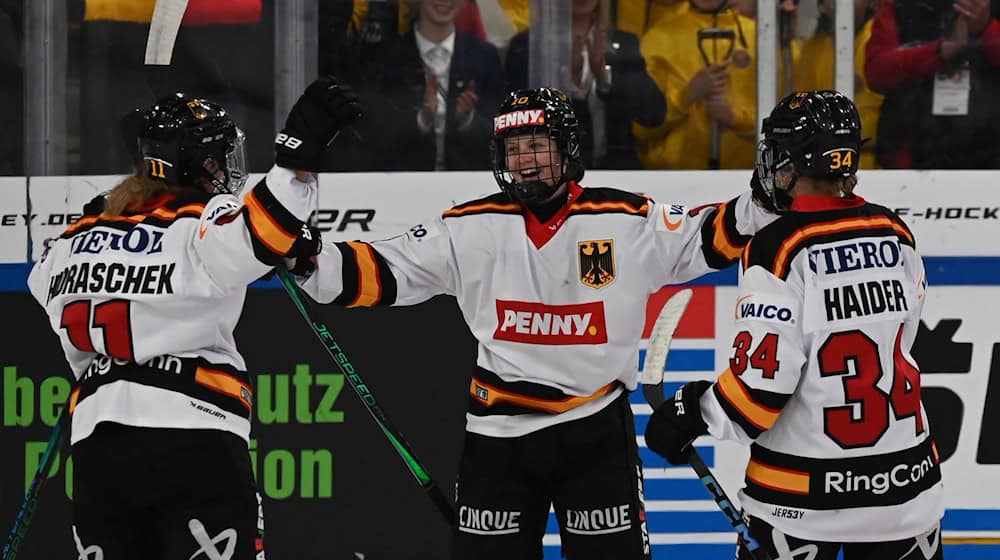 Die Eishockey-Spielerinnen dürfen sich über eine gute Nachricht freuen. (Archivbild) / Foto: Markus Lenhardt/dpa