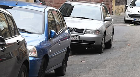 Bis zu einer gewissen Restbreite dulden viele bayerische Städte auf Gehwegen abgestellte Autos. (Symbolbild) / Foto: Uli Deck/dpa