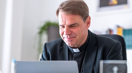 Bischof Stefan Oster will die Studie nun in Ruhe lesen. (Archivfoto) / Foto: Armin Weigel/dpa