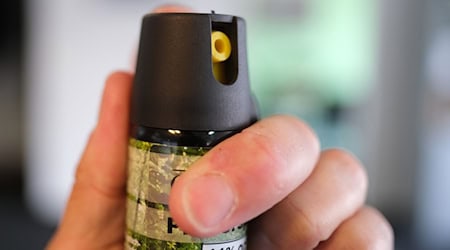 Der Täter soll das Pfefferspray ziellos im Gebäude verteilt haben. (Symbolbild) / Foto: Bernd Weißbrod/dpa