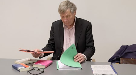 Ernst Hörmann aus Bayern stand im Rahmen eines Berufungsverfahrens erneut vor Gericht, weil er als Mitglied der «Letzten Generation» an einer Pumpstationen eine Ölleitung von Rostock zur Raffinerie im brandenburgischen Schwedt abgesperrt beziehungsweise dies versucht hatte. / Foto: Bernd Wüstneck/dpa